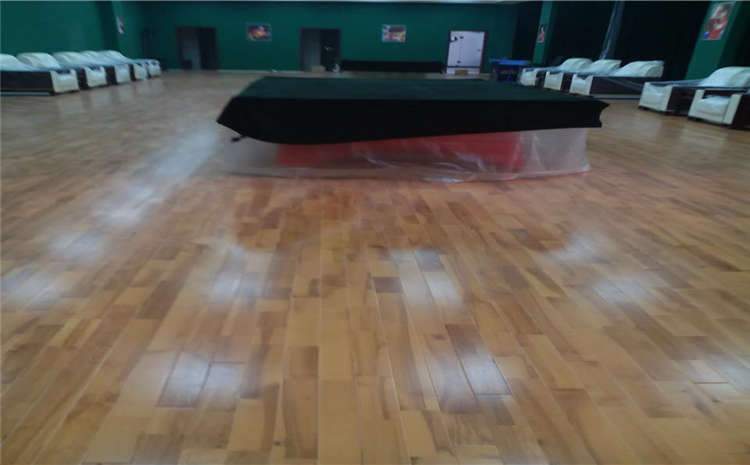 24厚籃球館木地板怎么做防潮