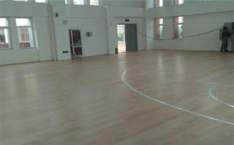 學校運動木地板清潔怎么做