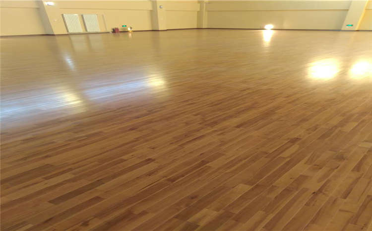 橡膠木木地板籃球館怎么翻新