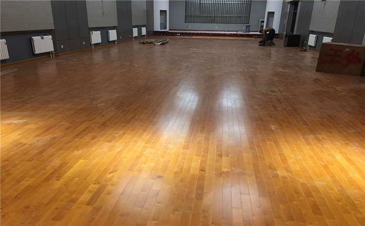 24厚籃球場楓木地板變形原因分析