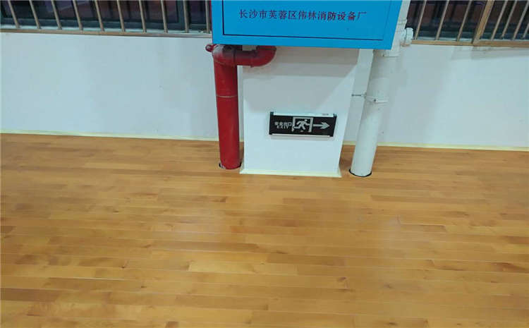北京硬木企口羽毛球館木地板一平多少錢？