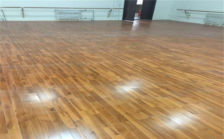 橡膠木籃球館木地板怎么維修？